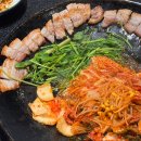 솥고집 송도8공구점 | 인천 송도 8공구 구워져나오는 솥뚜껑 미나리 김치 삼겹살 맛집 솥고집