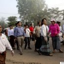 희망에 들뜬 국민, 무거운 현실 - 아웅산 수치의 미얀마 이미지