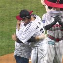 두 남자의 포옹 이미지