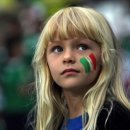 체코vs이탈리아전 이탈리아를 응원하는 한 여자아이 이미지