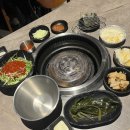 육:굴