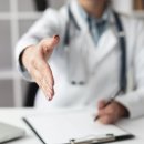 미소짓는케어 이미지