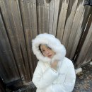 (주)화이트폭스 | [셀럽 패션] 권나라 여행룩 뭐야 화이트 톤 겨울여신 등장 디스커버리 패딩 찰떡!