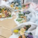 꾸러기어린이집 | 너의 졸업을 축하해🩷 거제 풍선꽃다발, 인형꽃다발 킨더조이꽃다발부터 후리지아꽃다발♡