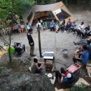 폭포가 있는 캠핑장 이미지