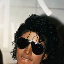 ‘팝의 황제’ 마이클 잭슨, 장갑 한쪽과 함께 안장 ‘영면에 들다’ 이미지