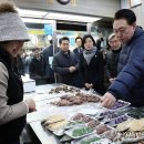 재래시장 찾아 떡 맛보는 윤석열 대통령 이미지