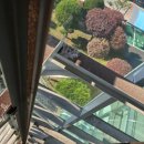 (주)크린워터에스알 | 투명엘리베이터청소 4층 규모 투명 엘리베이터 최하단부까지 놓치지 않는 청소