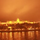 비오는 밤의 헝가리 다뉴브강 야경입니다. 이미지 올리는곳에 못 올려 이곳에....ㅎ 이미지