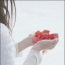 스럽다