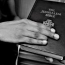20/02/10 Dreading a knock on the door - Pakistani Catholic mother fears arrest in Thailand as her husband's European dream turns sour 이미지