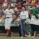 햇님 MLB 레드삭스 시구장면 (redsox threads) 이미지