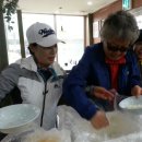 밥 퍼주는 남자 이미지