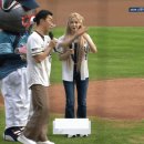 오늘자 시크릿 전효성 시구.gif 이미지