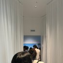 현대백화점 앞 교통섬 | 서울 여의도 여행 가볼만한 곳 현대백화점 더현대 서울 실내 데이트