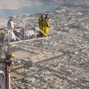 세계 최고층 " 버즈 칼리파 " 빌딩에서 뛰어 내리는 강심장들 ㄷㄷㄷ 이미지