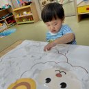 7월 13일 놀이 (양털 관찰하고 자르기, 젖소 젖 짜보기, 해양 생물 컵 쌓기, 매미 소리 들으며 산책) 이미지