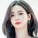에스파 카리나, 슈퍼노바 미모 화이트 원피스 및 블랙 힐, 레드립과 네일을 강조. 우아한 스완 미모 이미지