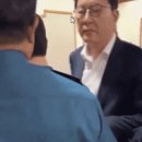 집회 참가자엔 "패가망신" 하던 경찰, 국힘 보좌관 팔목 비틀고 목덜미 잡아 이미지