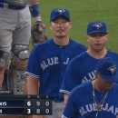 MLB 토론토 오승환의 블론 세이브를 막아내는 팀 동료의 수비 클라스.gif 이미지