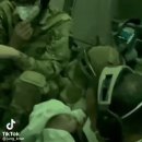 구출한 아기를 수송기에 태워 가는 특수군사작전 군인들 이미지