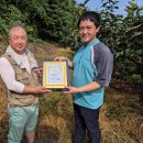 사단법인 장례지도사협회, 파묘현장에서 김정태 파묘명장에 감사패 전달 이미지