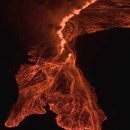 🇮🇸아이슬란드 화산 폭발이 다시 시작! 용암은 화산 분화구에서 흘러 나오지 않고 땅의 균열에서 직접 흘러나옵니다. 이미지