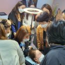 두피를 디자인하는 여자