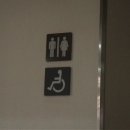 장애인 전용화장실은 청소도구보관함인가 이미지