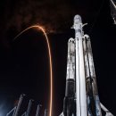 SpaceX Falcon Heavy는 지금까지 가장 무거운 상용 통신 위성으로 이륙합니다. 이미지