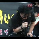 [TD영상] 백두산, 홍대거리 ‘초토화’시킨 헤비메탈 공연 이미지
