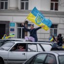 우크라이나가 헤르손의 해방과 푸틴군의 퇴출을 축하하며 생존과 재건 모색 이미지