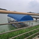 선착장 배 한척 이미지