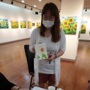 현재 해바라기 꽃 그림 김애경 서양화가 개인전 17회하고 있는 해운대문화회관 전시 이미지