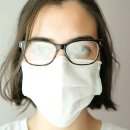 안경과 사람 이미지