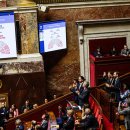 르몽드 기사 Chute du gouvernement Bayrou 이미지