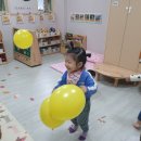 노란 풍선놀이 이미지