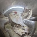 닭을 애벌 삶았는데 초록색으로 색변 이미지