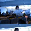 비행기 승무원, 승객들과 베개싸움 하다 이미지