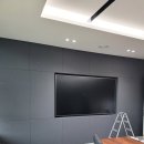 공공용 98 | 기업 회의실 98인치 삼성 사이니지 매립형 설치 – 깔끔하고 세련된 시공 후기