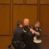 네이비씰 출신 상원의원, 전쟁 항의하던 전직 해병대원 끌어내다 팔 부러뜨려 논란 (영상)