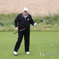 'USA' 모자 쓰고 골프장에… 트럼프, 전쟁 중 '골프' 비판