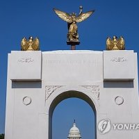 “76m ‘금박 개선문’ 위에 저격수 배치”…트럼프, 워싱턴 ‘군사용 개선문’ 파격 구상