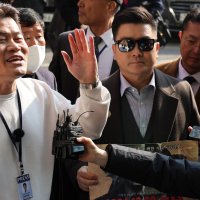 ‘전한길 뉴스’ 기자증 걸고 “언론자유 탄압”…경찰 첫 출석
