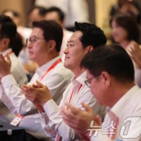 朴 전 대통령 발언에 박수치는 장동혁 대표