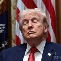 트럼프, 100달러 지폐에도 본인 '서명' 새긴다…美대통령 중 최초