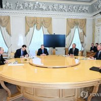 美특사, 우크라 종전안 푸틴에 전달…러, 구금 미국인 석방