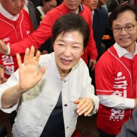 충청권 돈 박근혜, 부울경에 강원까지 간다…장동혁은 스벅으로 ‘보수 결집’
