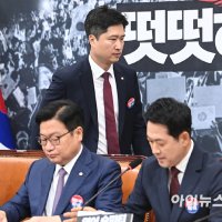 "네가 나가라"…국힘 지도부, '장동혁 사퇴' 두고 공개 충돌
