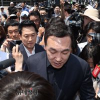 [포토] 잠실개표소 진입 소식에 현장 찾은 장동혁 대표